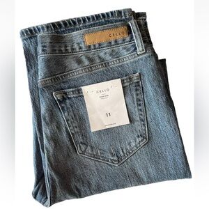 NWT Cello Jeans High Rise Straight With Slit‎ At Ankle Size: 11